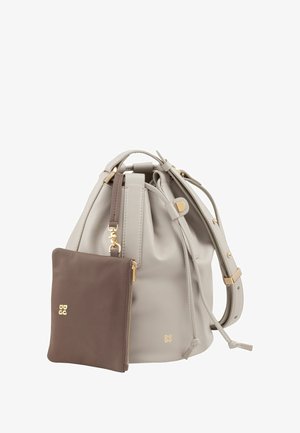 Borsa a secchiello in morbida pelle grigia con tracolle regolabili, hardware dorato e una pochette con zip marrone staccabile. Finitura testurizzata.