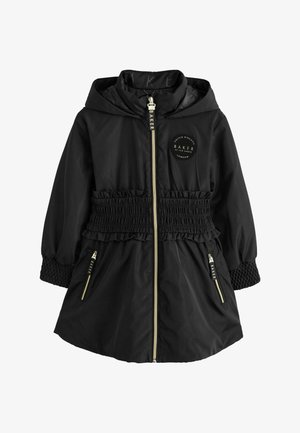 Zwarte gewatteerde jas met capuchon, elastische taille en manchetten, gouden ritssluiting en zakdetails, en een cirkelvormig "Baker London"-logo op de borst.