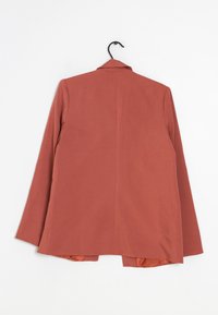 Roestkleurige blazer met lange mouwen, reverskraag en een zachte textuur, voorzien van een vent aan de achterkant en een binnenvoering.