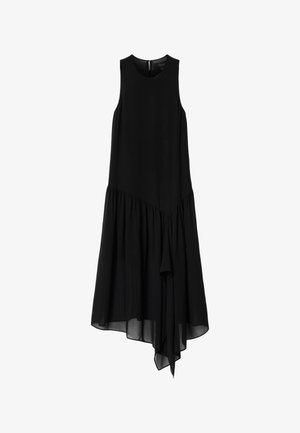 Mouwloze zwarte jurk met een hoge ronde halslijn, asymmetrische geplooide rok en vloeiende gedrapeerde stofdetail aan de zoom.