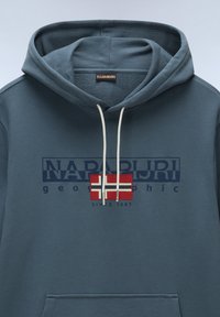 Capuchon sweatshirt in een blauwe katoenmix, met een grafische print van de tekst "Napapijri" en een rechthoekige Noorse vlag als accent.