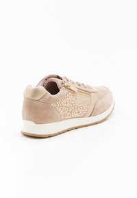 Zapatilla de ante rosa claro con diseño de estampado de leopardo, cierre con cremallera visible, detalles texturizados y suela de goma blanca.