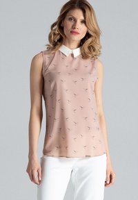 Mouwloze blouse in zacht perzikwit stof met een witte kraag, voorzien van een fijn vogelpatroon in grijs. Rechte snit met een gladde textuur.