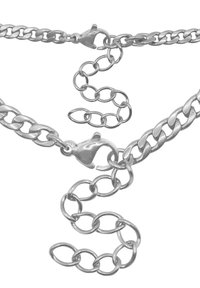 Collana in argento con catena in metallo che presenta anelli ovali intrecciati e un gancio a moschettone. La superficie è liscia e lucida con una finitura riflettente.