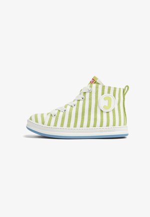 Sneaker alta a strisce verdi e bianche con collo imbottito, lacci bianchi, una toppa rotonda con logo e suola di un azzurro chiaro.