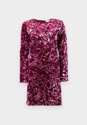 Robe à manches longues, courte, de couleur rose profond, recouverte de sequins brillants avec un motif floral abstrait, vue de face sur fond blanc.