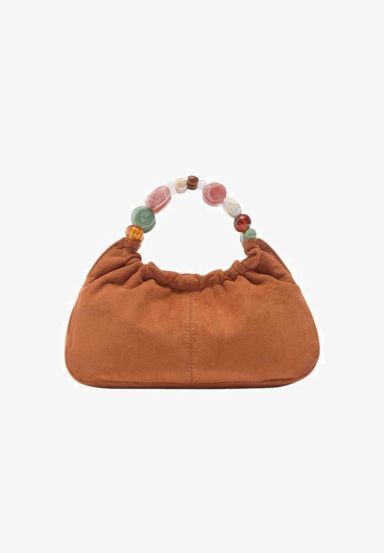 Sac d'épaule en daim marron avec un haut froncé et une poignée en perles rondes multicolores aux tons rose, vert, ambre et blanc.