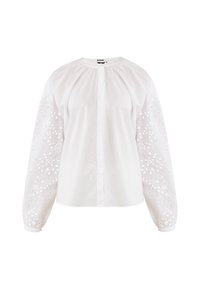 Vit bomullsskjorta med rund halsringning och knappstängning framtill. Voluminösa ärmar har intrikata broderie anglaise-detaljer.