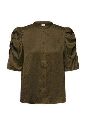 Blouse vert olive boutonnée sur le devant, à col montant et à manches bouffantes trois-quarts, sur fond blanc.