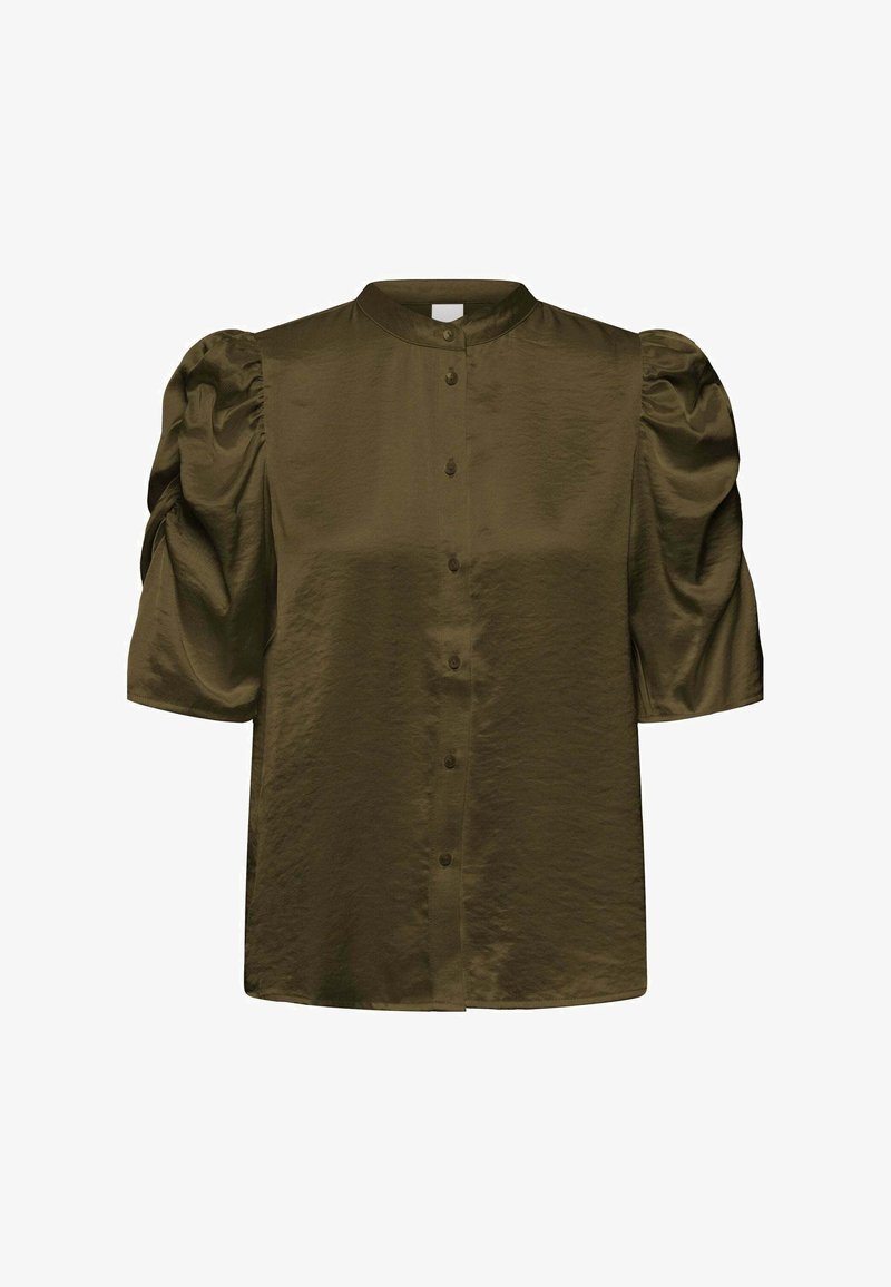 Blouse vert olive boutonnée sur le devant, à col montant et à manches bouffantes trois-quarts, sur fond blanc.