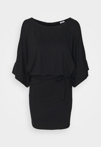 Černé šaty vyrobené z měkké tkaniny; mají široký výstřih, volné rukávy ve stylu netopýra a detailem na zavázání v pase pro nastavitelný střih.