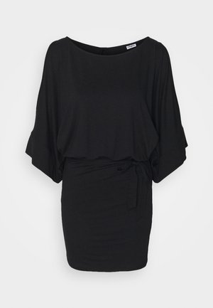 Juodas suknelė, pagaminta iš minkštos medžiagos; turi platų iškirpimą, laisvas sparnų tipo rankoves ir rišimo juostos detalę, leidžiančią pritaikyti dydį.