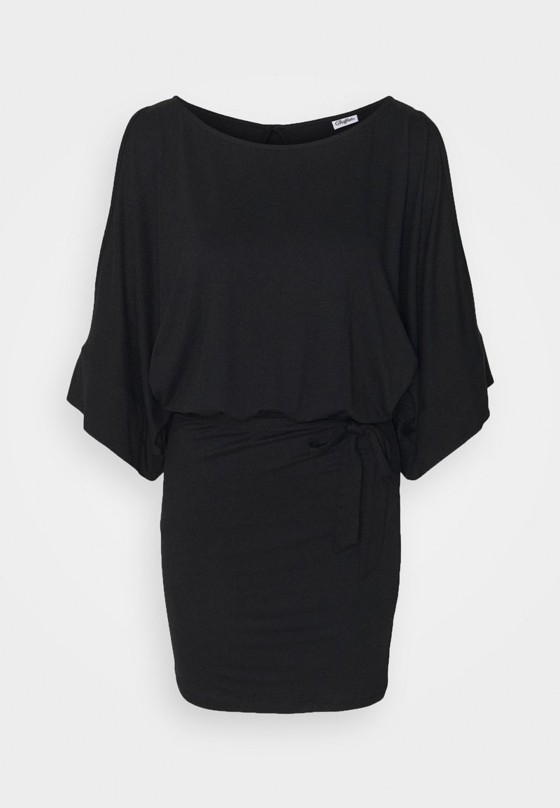 Černé šaty vyrobené z měkké tkaniny; mají široký výstřih, volné rukávy ve stylu netopýra a detailem na zavázání v pase pro nastavitelný střih.