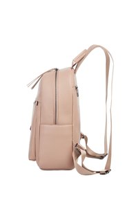 Beżowy plecak skórzany z przednią kieszenią na zamek, boczną kieszenią wsuwaną, wyściełanym górnym uchwytem i regulowanymi paskami na ramiona, widziany z boku.