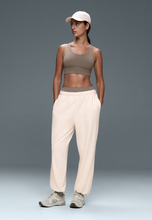 OYSHO, MEDIUM-SUPPORT COMFORTLUX SPORTS BRA WITH CUPS - Brassière - light brown
