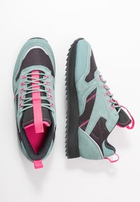 Tyrkysové a černé tenisky z prodyšných a semišových materiálů, se světle růžovými akcenty, texturovanou podešví a kontrastním prošíváním.