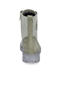 Zelené kotníkové boty s svrchním materiálem z semiše a textilu, kulatou špičkou, zadním zipem a strukturovanou šedou gumovou podrážkou. Obsahují prošívané detaily.