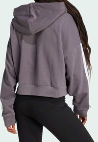 Skórzana bluza z kapturem w kolorze heather gray, z długimi rękawami i prążkowanym wykończeniem. Posiada kontrastowe białe paski po bokach.