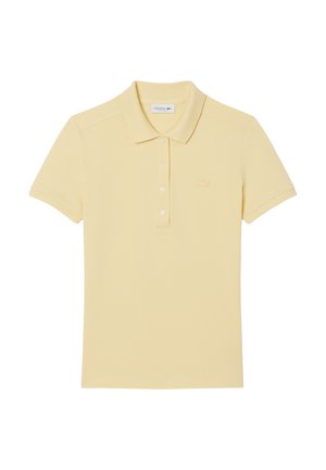 Polo in morbido cotone giallo chiaro. Presenta un colletto classico, una piastra con tre bottoni, maniche corte e un logo ricamato discreto sul petto.