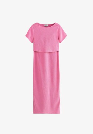 Lyserød kjole med korte ærmer, tekstureret stof og et lagdelt design, der har en cropped top, som strækker sig over en lang nederste sektion.