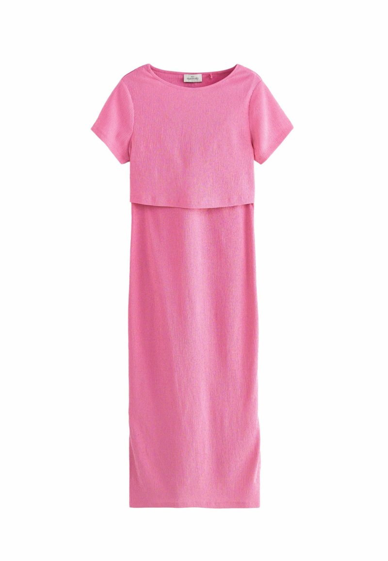 Roze jurk met korte mouwen, gestructureerde stof en een gelaagd ontwerp, met een cropped top die over een lange onderkant reikt.