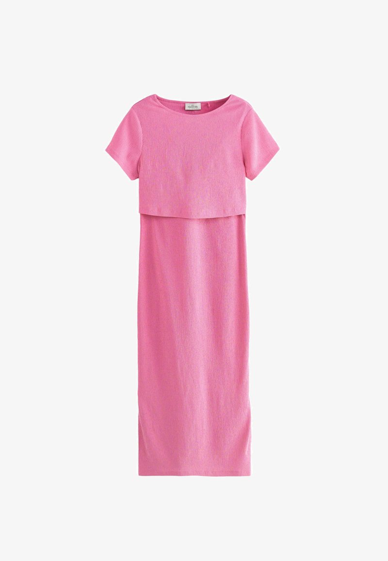 Robe rose avec des manches courtes, tissu texturé et design superposé, présentant un haut court qui s'étend sur une longue partie inférieure.