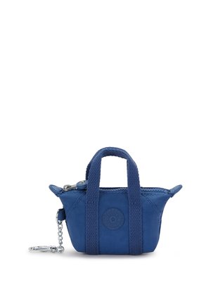 Pequeño bolso de tela azul marino con dos asas cortas, cremallera en la parte superior y un clip de llavero de metal unido a un lado.