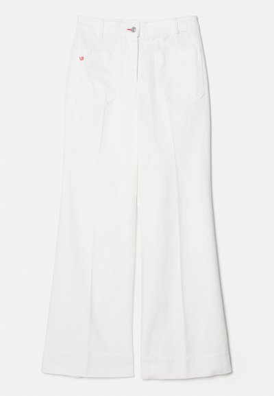 Weiße schmal geschnittene Jeans mit hoher Taille, ausgestattet mit zwei Gesäßtaschen und einem roten gestickten Logo-Detail auf der rechten Tasche, aus Denim-Stoff gefertigt.