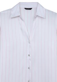 Camicia bianca con righe verticali rosa chiaro, colletto a punta e bottoni metallici lungo la parte anteriore. Tessuto morbido.