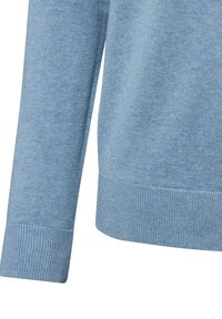 Maglione azzurro chiaro lavorato a maglia con polsini e orlo a coste, caratterizzato da una consistenza morbida e un motivo sottile. Il tessuto appare liscio e leggero.
