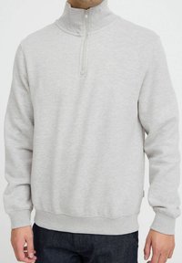 Lichtgrijze sweatshirt met een hoge kraag en kwartrits, met lange mouwen en ribgebreide manchetten en zoom voor comfort.