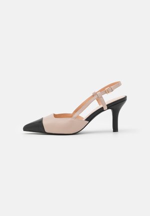 Beżowo-czarne czółenka typu slingback z ostrym noskiem, szpilką 6 cm i regulowanym paskiem na kostkę na białym tle.