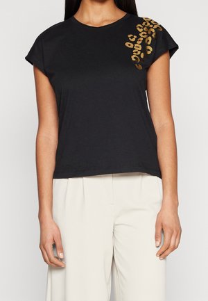Czarny, bawełniany t-shirt z krótkim rękawem, z akcentem w cętki w kolorze złotym na lewym ramieniu. Luźny krój, zaokrąglony dekolt.