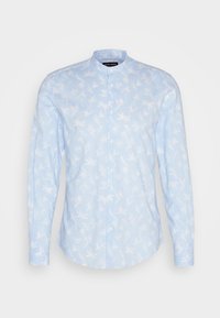 Camicia azzurra chiaro con bottoni, decorata con motivi a foglia bianchi, maniche lunghe e colletto alla cinese. Tessuto di cotone con una texture liscia.