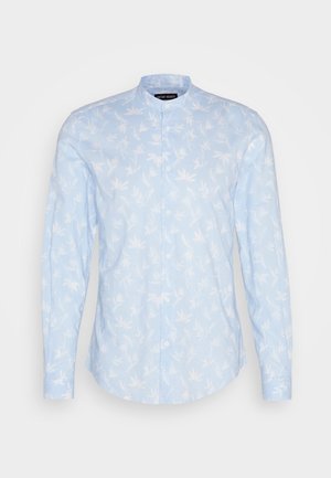 Lyseblå skjorte med knapper og hvite bladmønstre, lange ermer og kinesisk krage. Bomullsstoff med jevn tekstur.