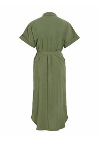Olivengrønn midikjole med korte ermer, krage, stoffbelte, folder på bakstykke og buet kant.