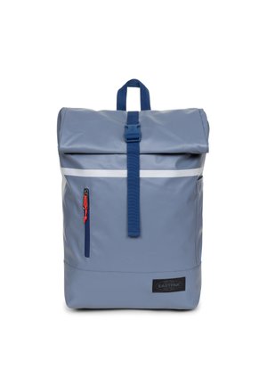 Roll-Top-Rucksack aus hellblauem, wasserdichtem Material mit einem blauen Riemen, einer vorderen Reißverschlusstasche mit rotem Ziehband und einem schwarzen Logo-Patch.