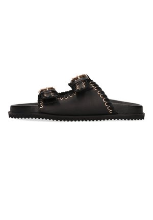 Sandalia negra tipo slide con dos tiras ajustables con hebillas y detalles cosidos a lo largo de los bordes, con suela texturizada para mayor agarre.