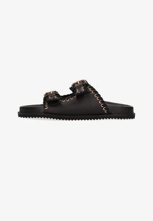 Sandalo nero a ciabatta con due cinturini regolabili con fibbia e dettagli cuciti lungo i bordi, con suola testurizzata per una migliore aderenza.