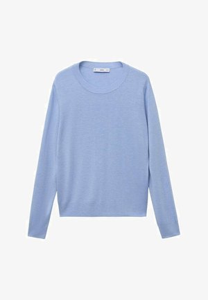 Svetlo modra pulover z dolgimi rokavi, izdelan iz mehkega materiala, z okroglo izrezom in sproščenim krojem. Ni vidnih vzorcev ali okrasitev.