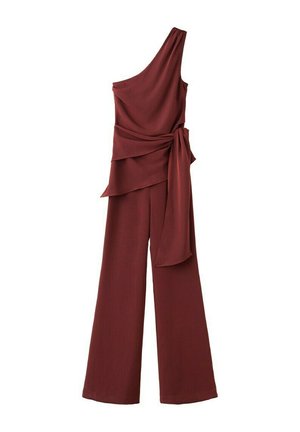 Mono burdeos de un solo hombro con pantalones amplios y detalle de tela drapeada y anudada en la cintura.