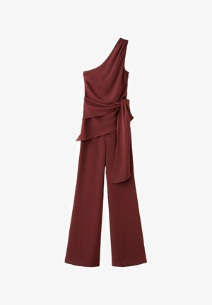 Bordowy kombinezon na jedno ramię z szerokimi nogawkami i drapowanym, wiązanym detalem materiałowym w talii.