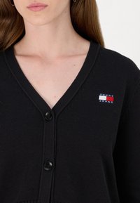 Tommy Jeans ESSENTIAL BADGE CARDIGAN  - Neuletakki - black