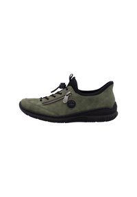 Scarpa in pelle scamosciata verde oliva con dettagli neri, caratterizzata da una zip e un design con lacci. Suola texturizzata per aderenza e flessibilità.