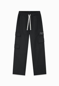 Zwarte cargobroek met een ontspannen pasvorm, elastische tailleband, witte trekkoord en meerdere zijzakken. Kenmerkt zich door geborduurde logo-details.