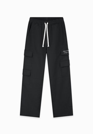 Zwarte cargobroek met een ontspannen pasvorm, elastische tailleband, witte trekkoord en meerdere zijzakken. Kenmerkt zich door geborduurde logo-details.
