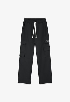 Zwarte cargobroek met een ontspannen pasvorm, elastische tailleband, witte trekkoord en meerdere zijzakken. Kenmerkt zich door geborduurde logo-details.