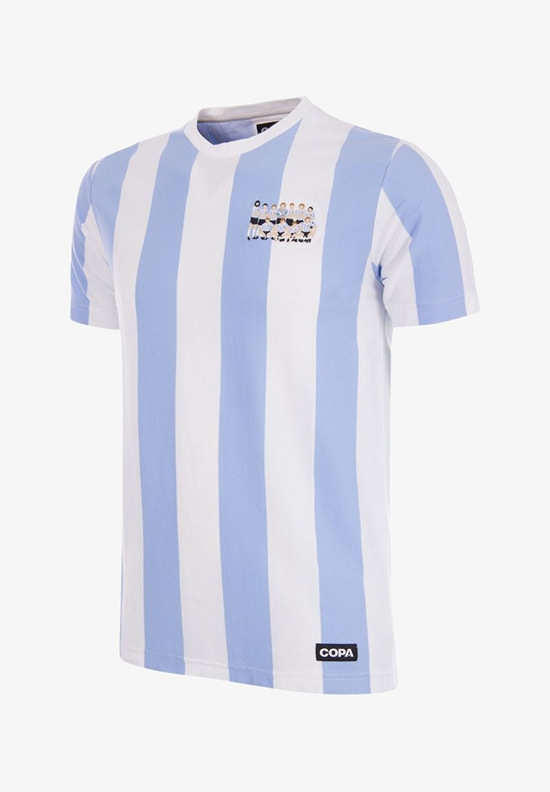 Katoenen t-shirt met lichtblauwe en witte verticale strepen. Heeft een kleine afbeelding van voetballers op de borst en een COPA-label.