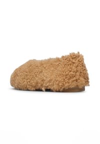 Pantofole in peluche color sabbia con un esterno testurizzato e soffice e suola liscia. Il design a profilo basso enfatizza il comfort con una forma della punta arrotondata.