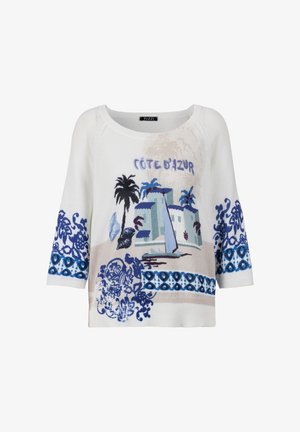 Weißer Pullover mit langen Ärmeln und blau-beigeem Küstendesign, Palmen, einem Segelboot, Gebäuden und dem Schriftzug "Côte d’Azur".
